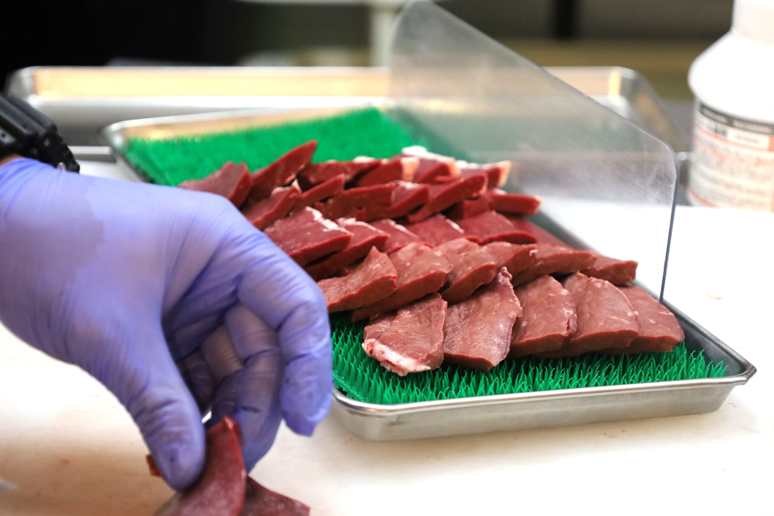 精肉職人がお肉をカットしている様子