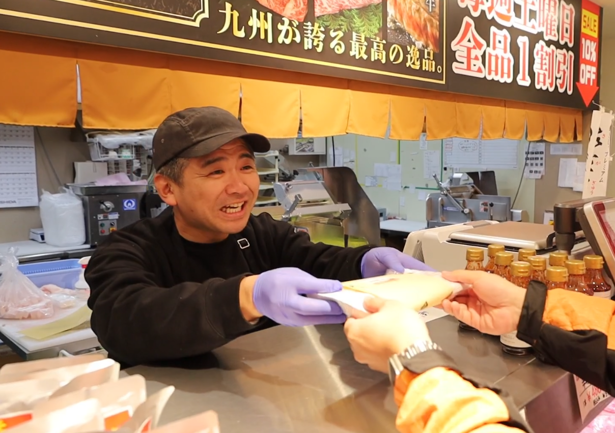 久田洋平さんが接客している様子