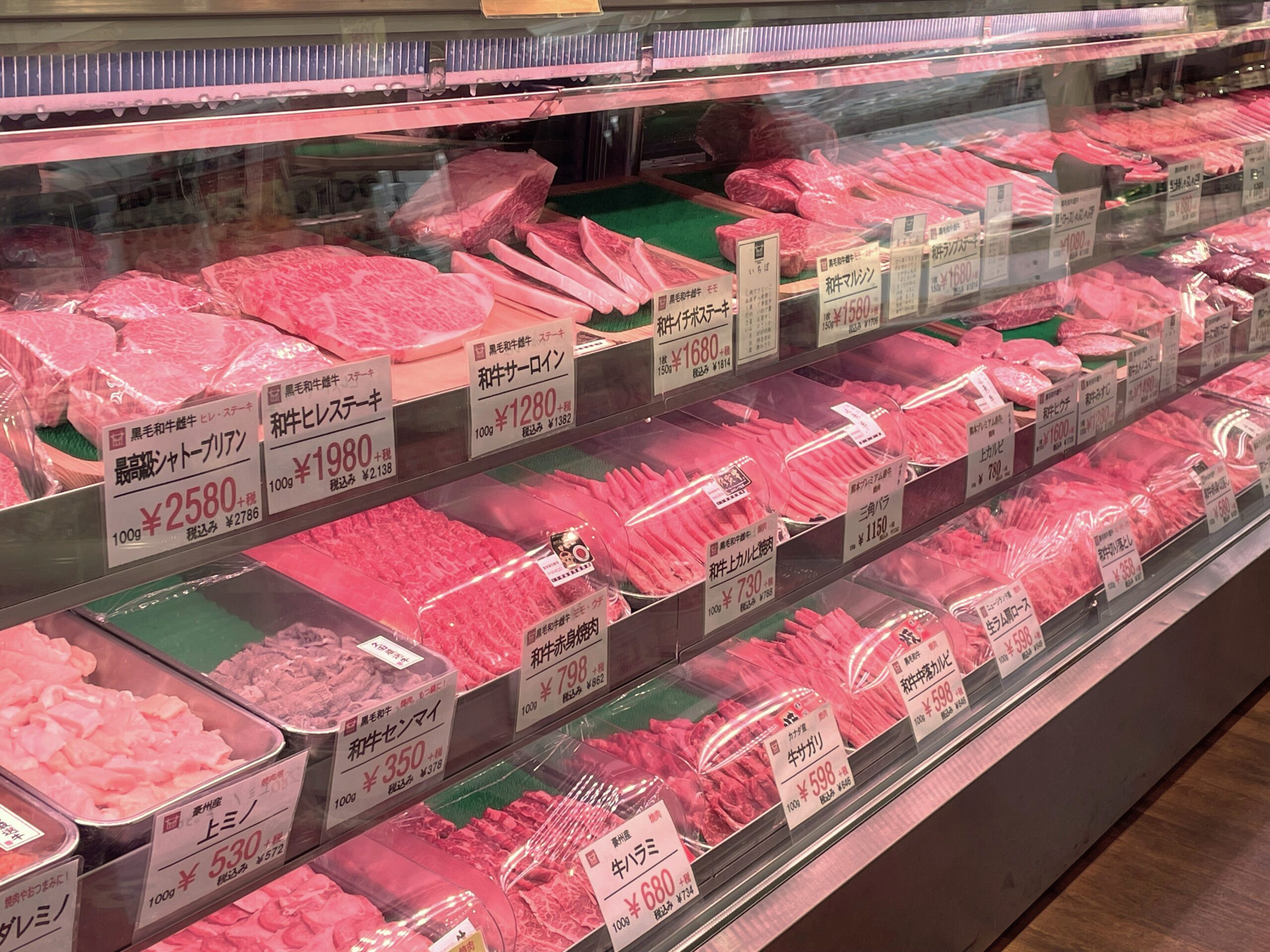 久田精肉店のショーケース