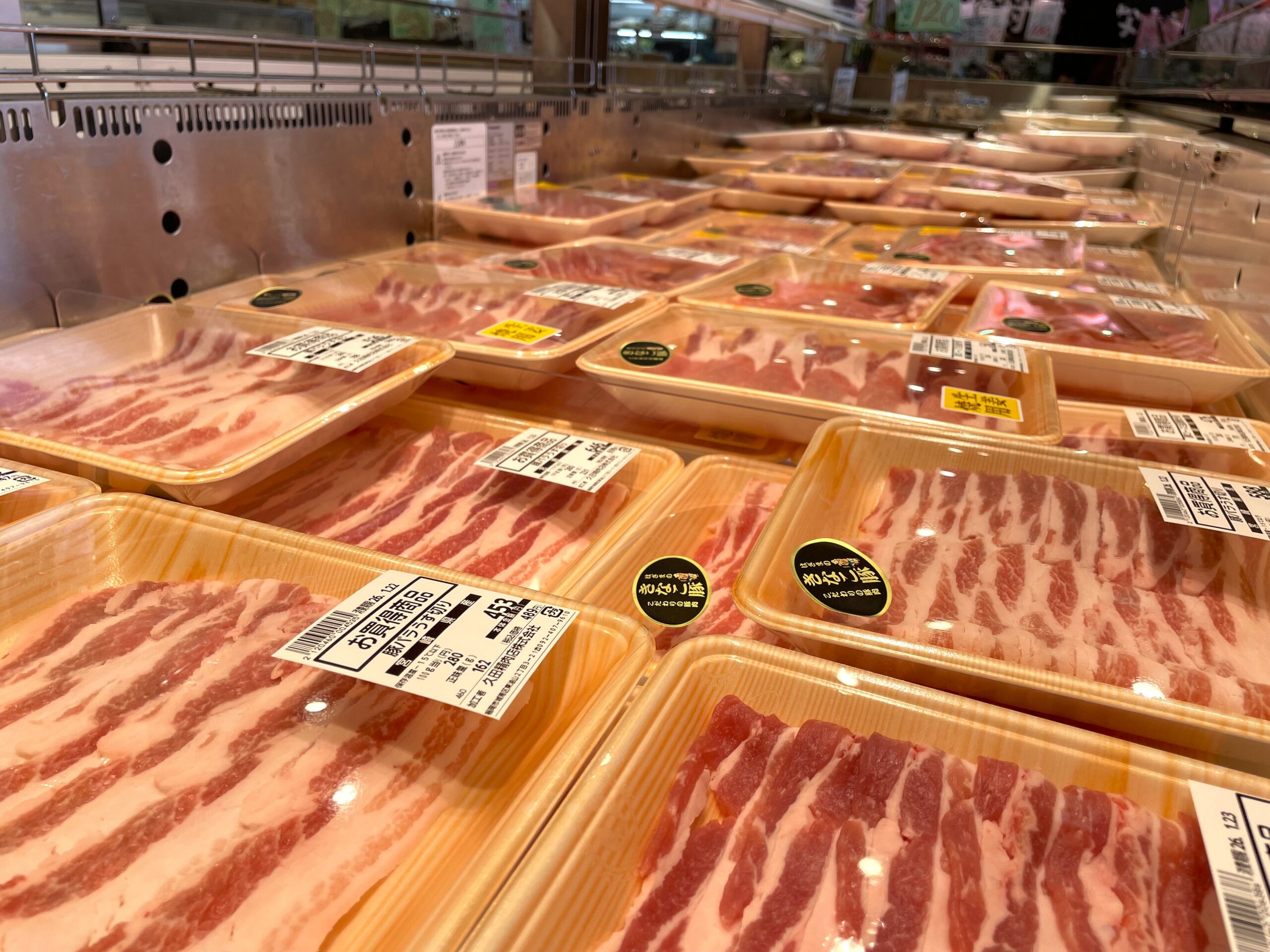 陳列棚に並べられたお肉の商品たち